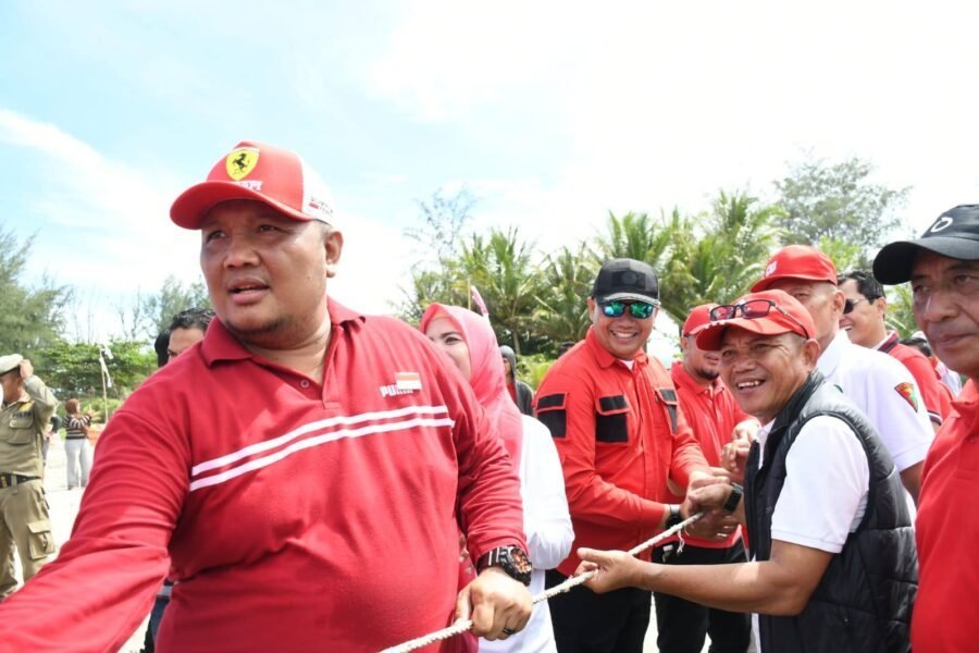 Ratusan warga meriahkan tradisi Narik Pukek di pesisir Kota Bengkulu dalam Festival Yo Botoi-Botoi. Simbol gotong royong, budaya hidup, dan penggerak wisata Kota Tua.