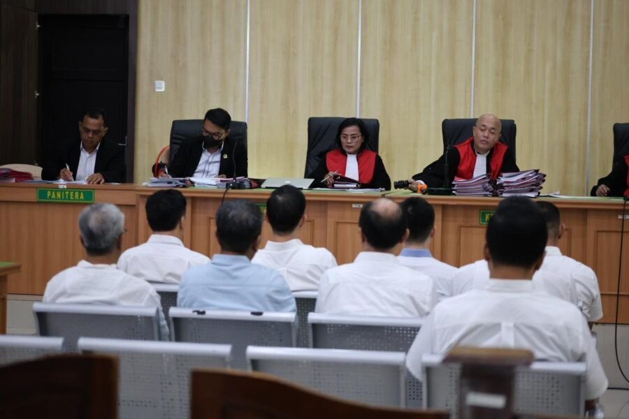 Kuasa hukum menegaskan kerugian negara dan lingkungan dalam kasus PT Ratu Samban Mining seharusnya menjadi tanggung jawab pemegang IUP, bukan kontraktor. Fakta persidangan menguatkan posisi terdakwa.