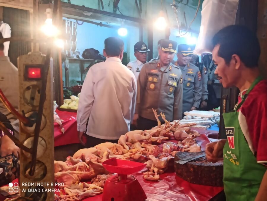 Kapolda Bengkulu Irjen Pol Mardiyono turun langsung ke Pasar Minggu pada H-1 Ramadhan 2026 untuk memantau harga bahan pokok. Pengawasan dilakukan bersama Satgas Pangan guna memastikan harga tetap sesuai HET dan HAP serta mencegah penimbunan.