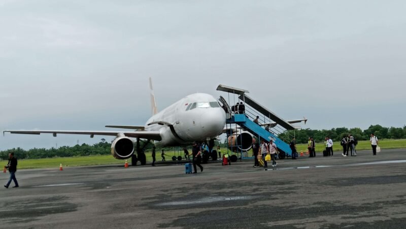 Harga tiket pesawat Bengkulu naik hingga Rp5,6 juta. Kenaikan Avtur dan lonjakan penumpang jadi penyebab utama mahalnya tiket.